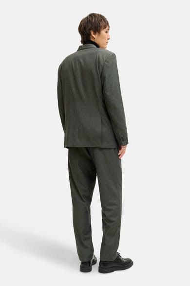 Pantalon de costume vert de PREMIUM by JACK & JONES, porté avec une veste assortie et des chaussures noires.