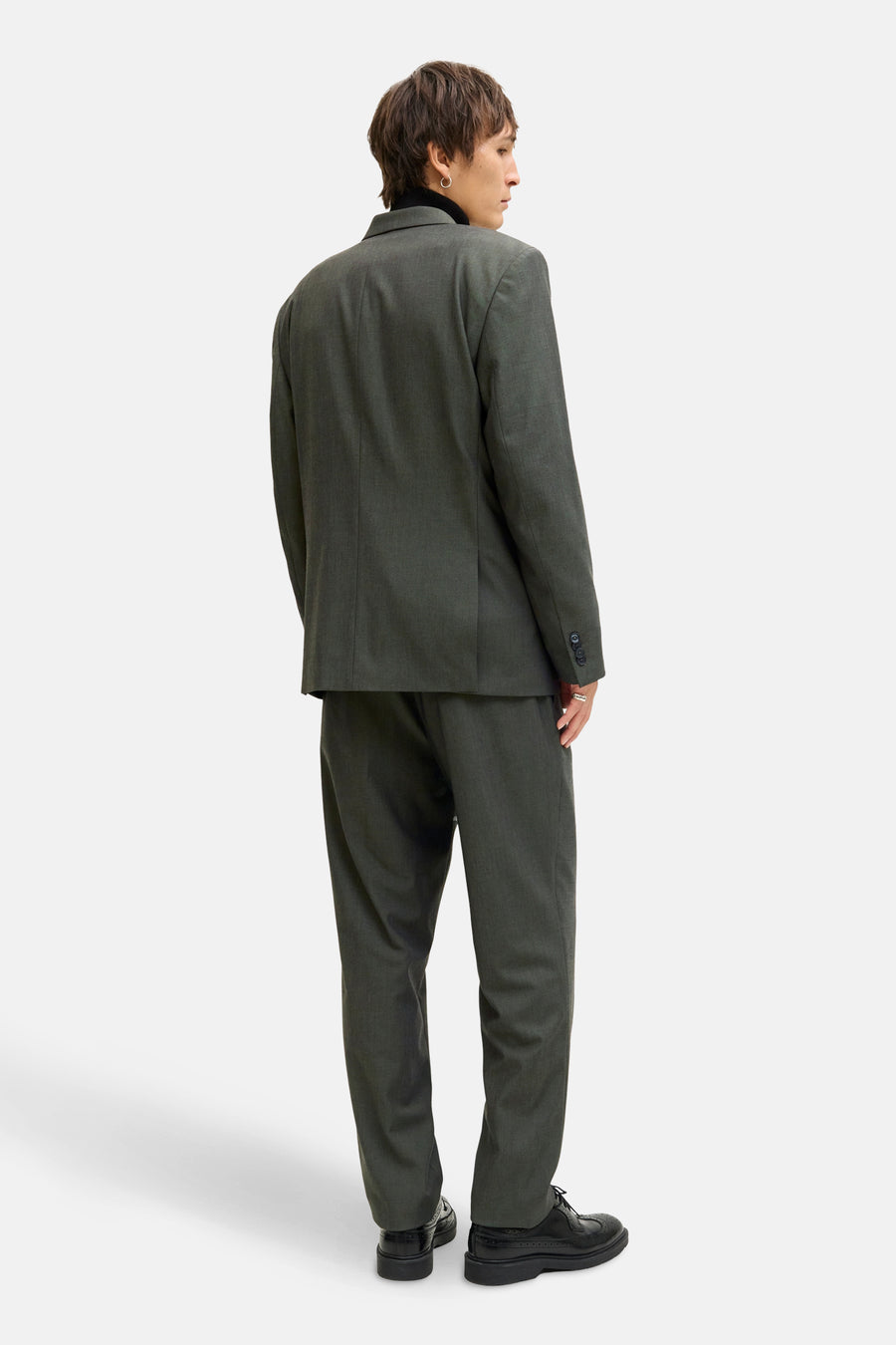 Pantalon de costume vert de PREMIUM by JACK & JONES, porté avec une veste assortie et des chaussures noires.