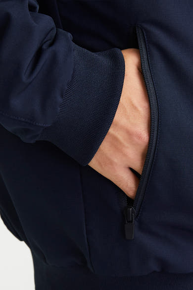 Donkerblauwe regenjas van JACK & JONES, met ritssluiting en steekzakken.