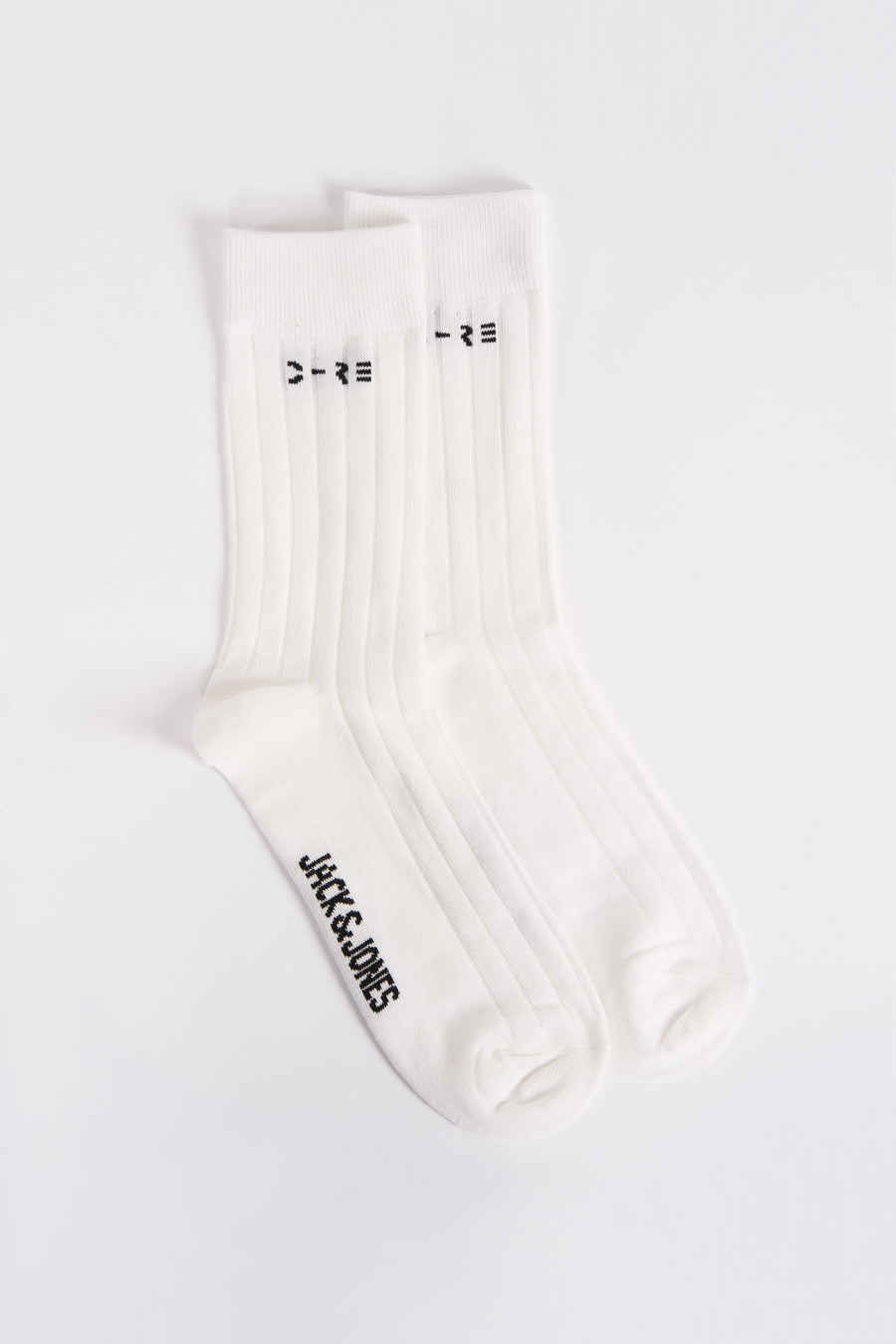 Chaussettes blanches côtelées de ACCESSORIES BY JACK & JONES, avec logo de la marque sur le côté du pied.