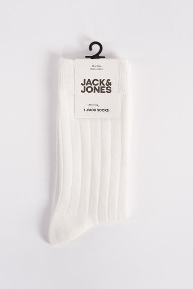 Chaussettes blanches de ACCESSORIES BY JACK & JONES, en maille côtelée, sur un cintre noir.
