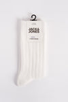 Chaussettes blanches de ACCESSORIES BY JACK & JONES, en maille côtelée, sur un cintre noir.

