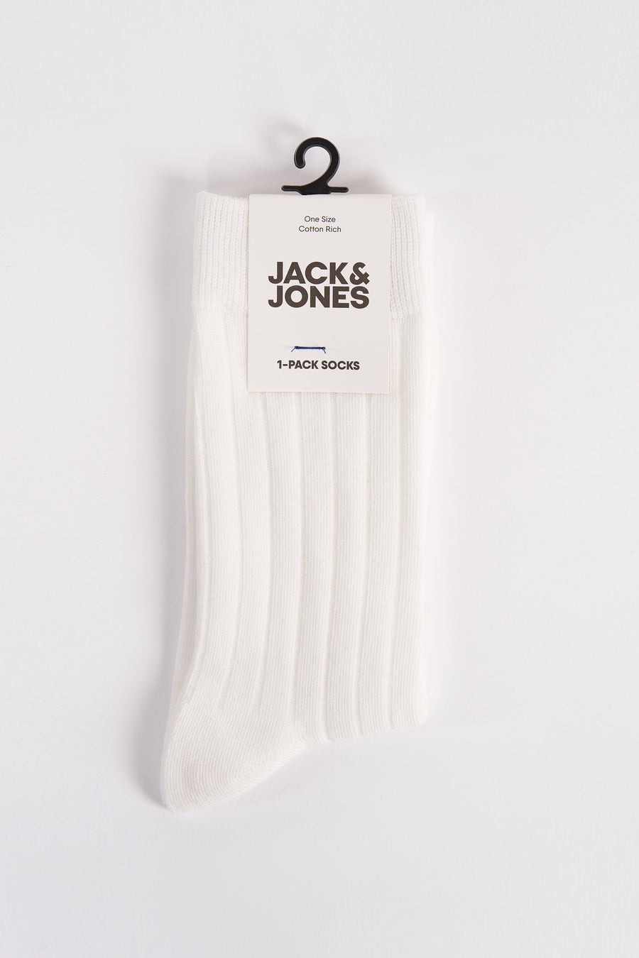 Chaussettes blanches de ACCESSORIES BY JACK & JONES, en maille côtelée, sur un cintre noir.

