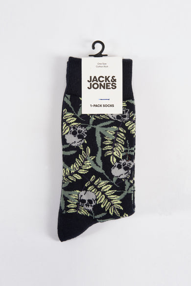 Chaussettes noires à motifs de feuilles et têtes de mort, de ACCESSORIES BY JACK & JONES, sur un cintre.