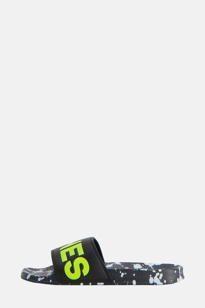 Zwarte slippers van ACCESSORIES BY JACK & JONES, met witte verfspatten.