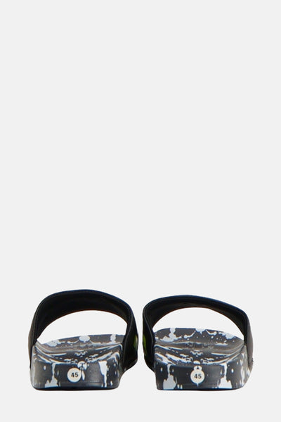 Zwarte sandalen van ACCESSORIES BY JACK & JONES met een zwart-wit gespikkeld patroon, achteraanzicht.