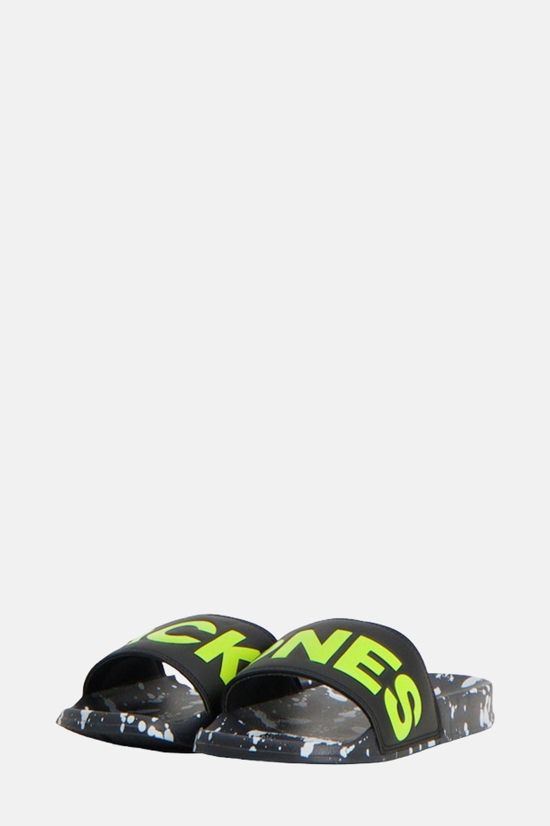 Zwarte teenslippers van ACCESSORIES BY JACK & JONES met een witte spetterprint en neongroene letters.