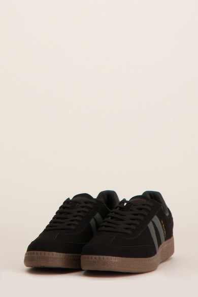 Zwarte sneakers van Accessories by Jack & Jones met grijze strepen aan de zijkant in zijaanzicht.