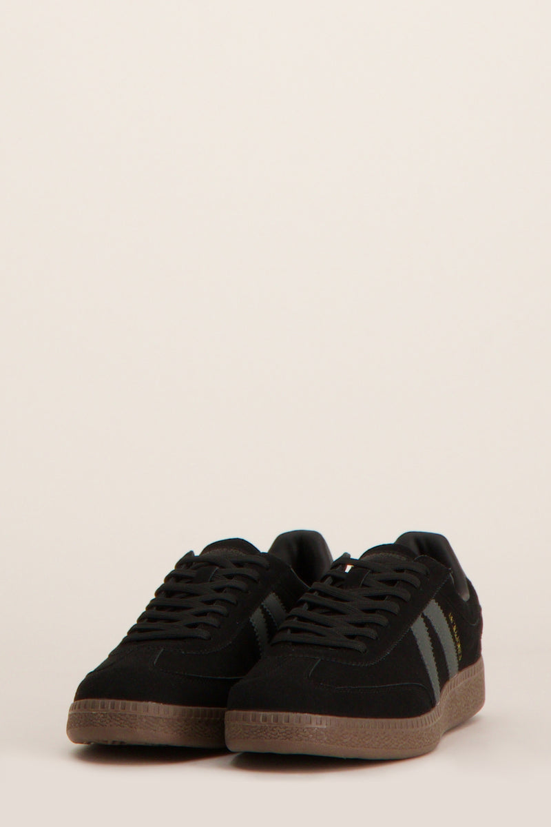 Zwarte sneakers van Accessories by Jack & Jones met grijze strepen aan de zijkant in zijaanzicht.