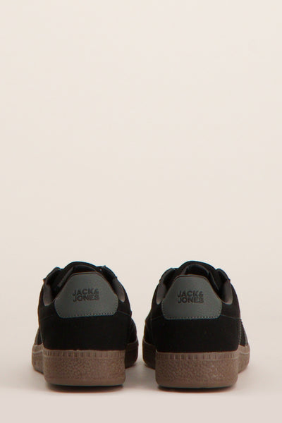 Zwarte sneakers van ACCESSORIES BY JACK & JONES, achterkant met grijze hiel met merklogo.