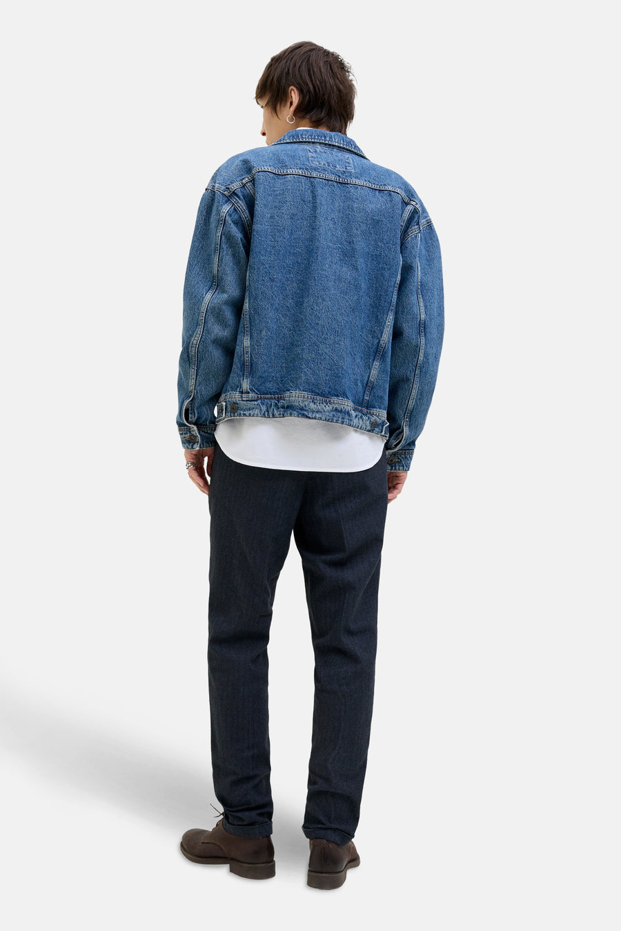 Chino bleu de JACK & JONES JEANS INTELLIGENCE, porté avec une veste en jean et des chaussures marron, vue arrière.
