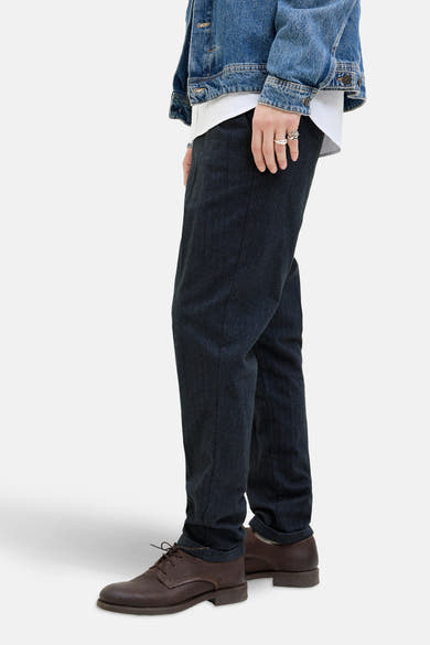 Chino bleu par JACK & JONES JEANS INTELLIGENCE, porté avec une veste en jean et des chaussures marron.