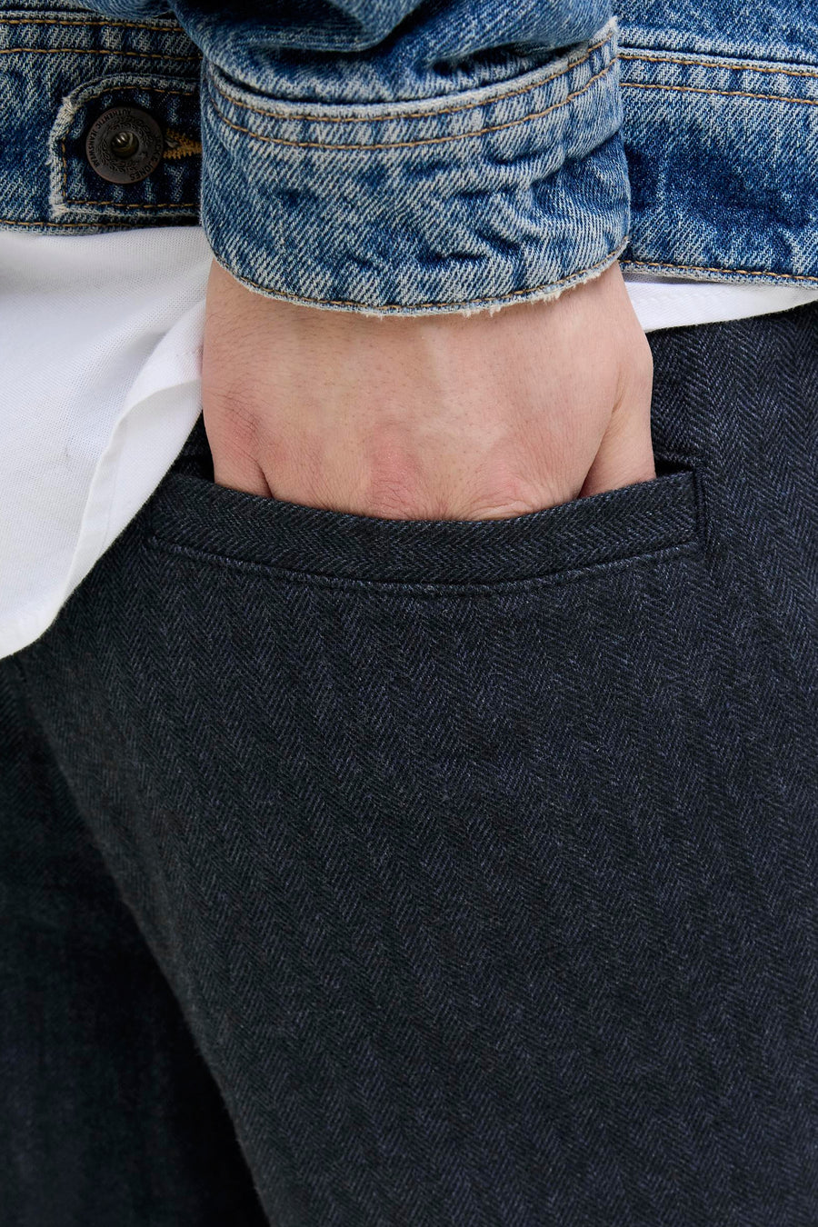 Chino bleu par JACK & JONES JEANS INTELLIGENCE avec motif à chevrons et main dans la poche.