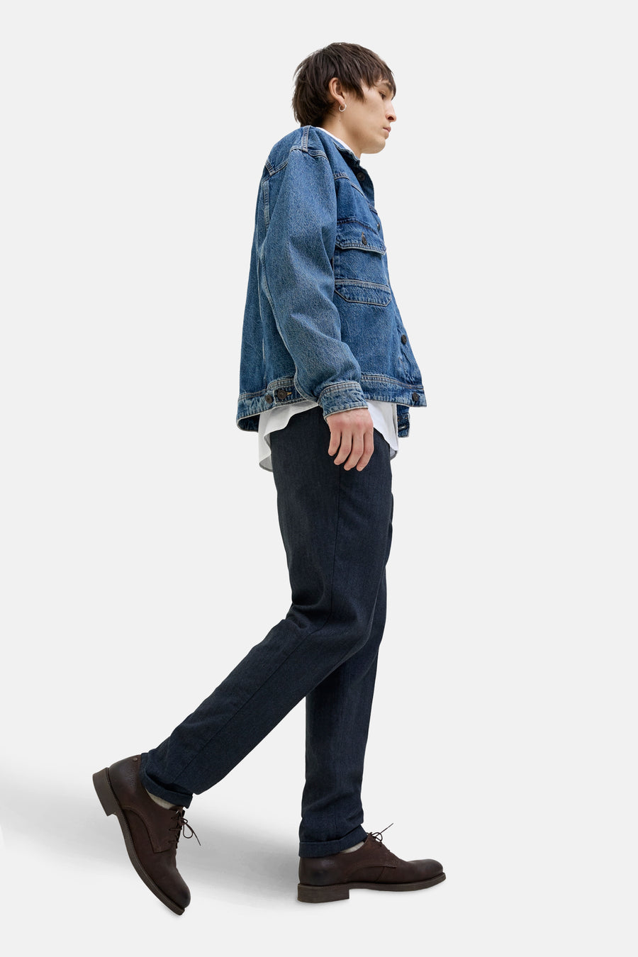 Chino bleu de JACK & JONES JEANS INTELLIGENCE, porté avec une veste en jean et des chaussures marron.