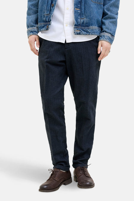 Blauwe chino van JACK & JONES JEANS INTELLIGENCE met bruine leren schoenen en een spijkerjasje.