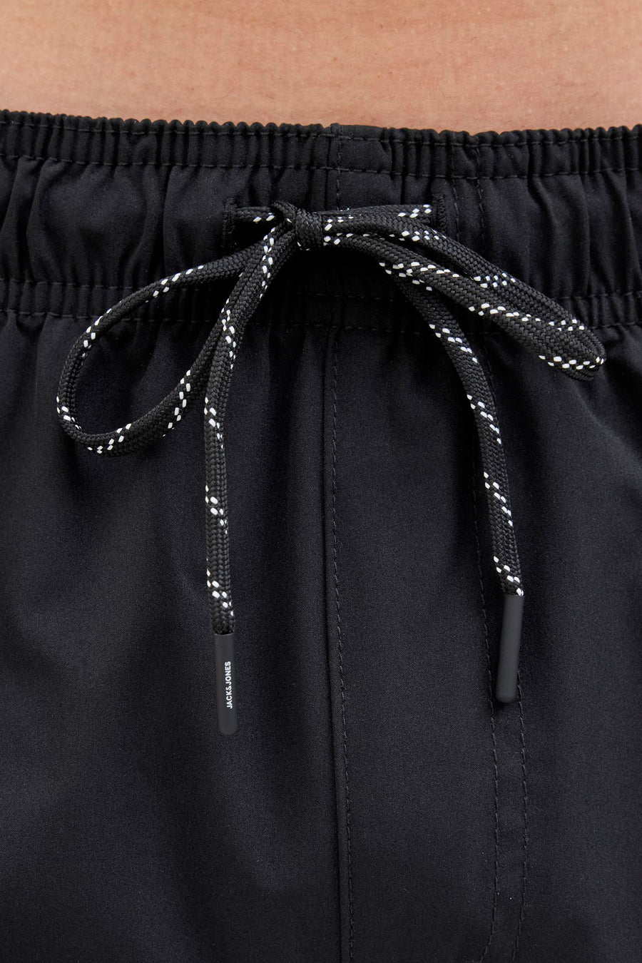 Short de bain noir par JACK & JONES, avec cordon de serrage à motif moucheté.