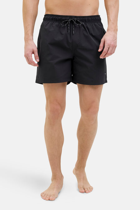 Short de bain noir de JACK & JONES JEANS INTELLIGENCE avec cordon de serrage, sur un mannequin debout.