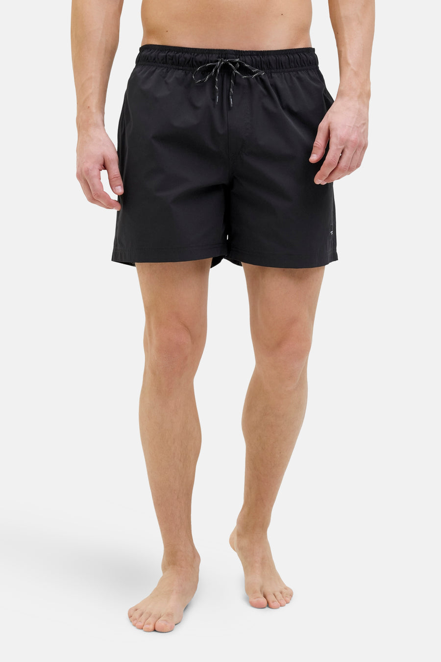 Short de bain noir de JACK & JONES JEANS INTELLIGENCE avec cordon de serrage, sur un mannequin debout.