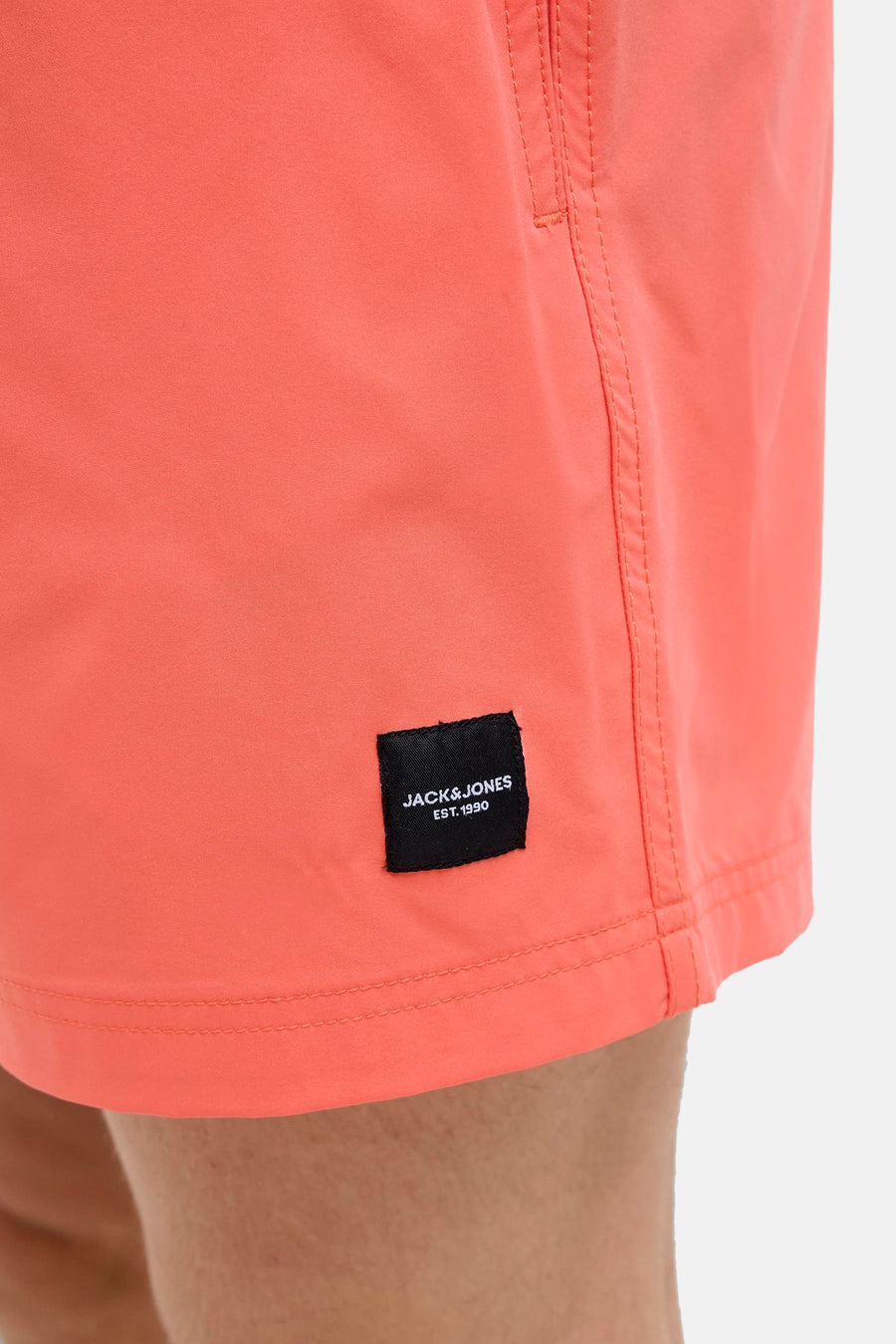 Short de bain rose par JACK & JONES, avec une étiquette de logo noire sur le côté.