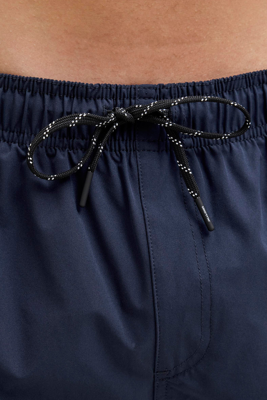 Short de bain bleu de JACK & JONES, avec cordon de serrage à motifs blancs et noirs.
