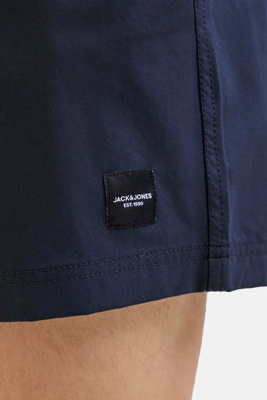 Short de bain bleu marine de JACK & JONES, avec un patch logo carré et coutures apparentes.