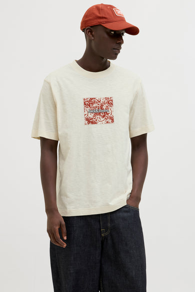 T-shirt beige met korte mouwen van ORIGINALS BY JACK & JONES met decoratief patroon op het voorste en oranje pet.