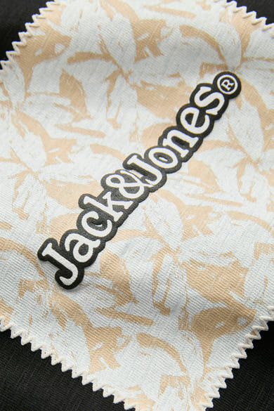 Zwart T-shirt met korte mouwen van ORIGINALS BY JACK & JONES, logodetail op stof met bloemenpatroon.