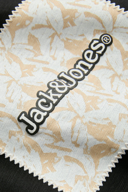 Zwart T-shirt met korte mouwen van ORIGINALS BY JACK & JONES, logodetail op stof met bloemenpatroon.