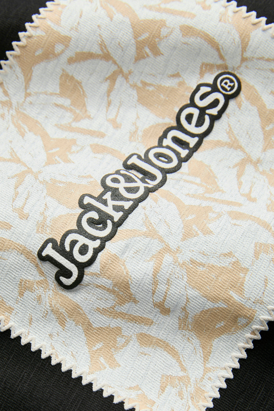 Zwart T-shirt met korte mouwen van ORIGINALS BY JACK & JONES, logodetail op stof met bloemenpatroon.