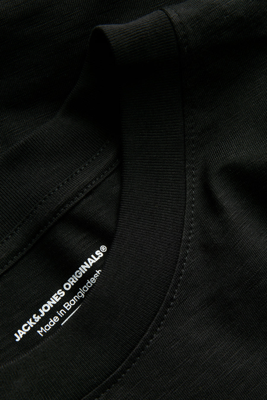 Zwart T-shirt met korte mouwen van Originals by Jack & Jones, halsdetail en zichtbaar label.