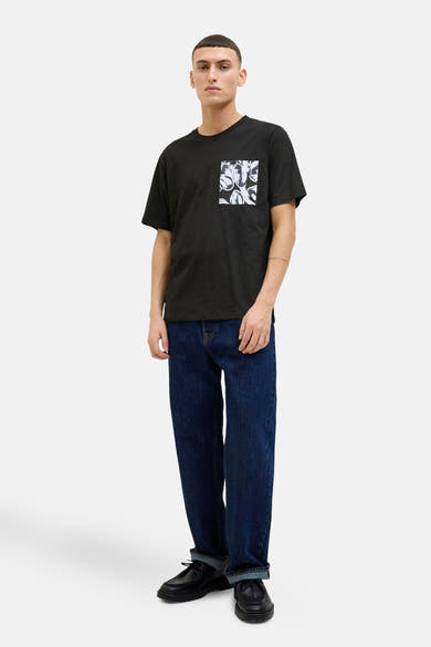 Zwart T-shirt met korte mouwen van ORIGINALS BY JACK & JONES, met bloemenprint zak, gedragen met een blauwe jeans en zwarte schoenen.