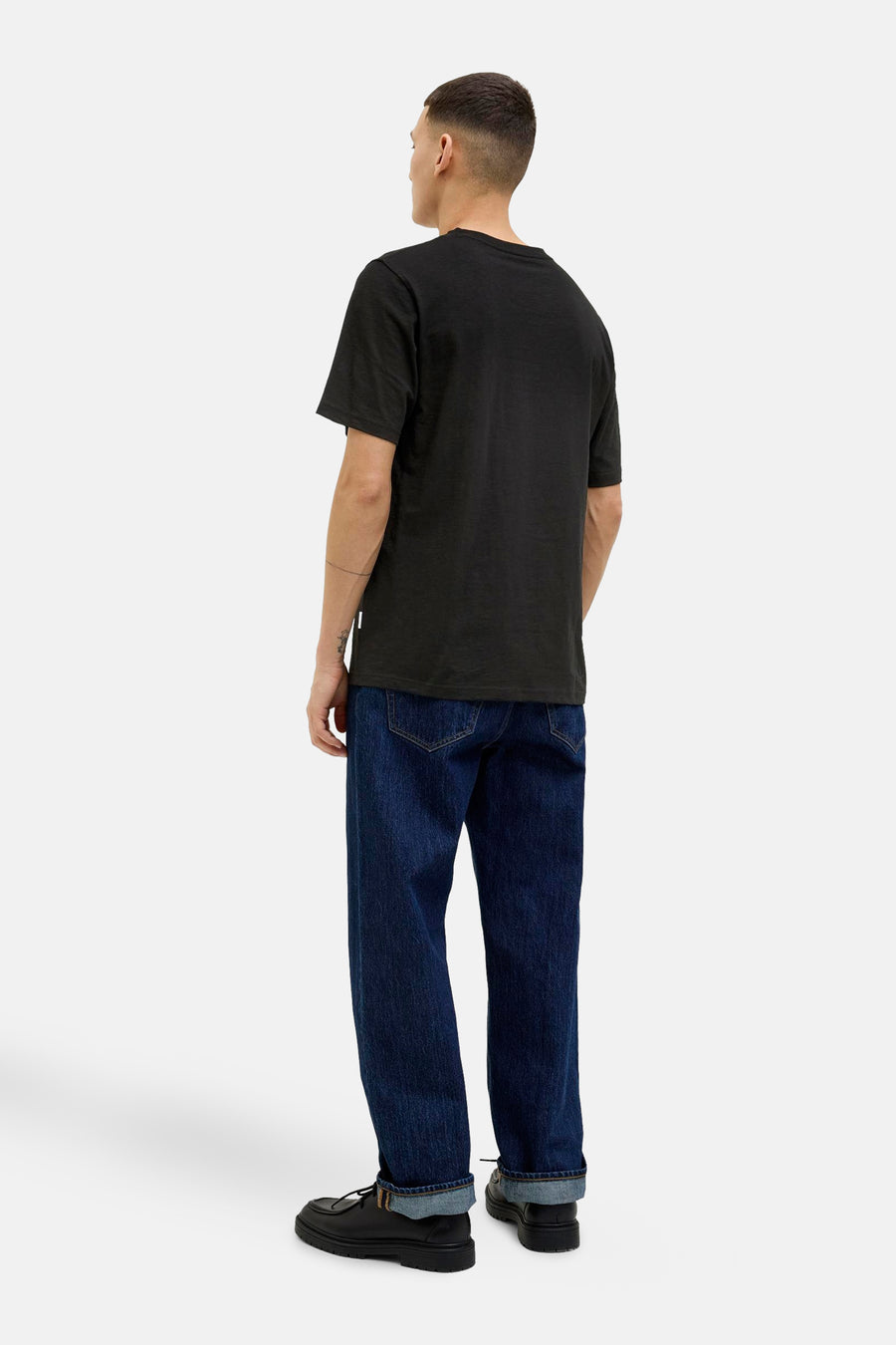 Zwart T-shirt met korte mouwen van ORIGINALS BY JACK & JONES, gedragen met een donkerblauwe jeans met omslag.