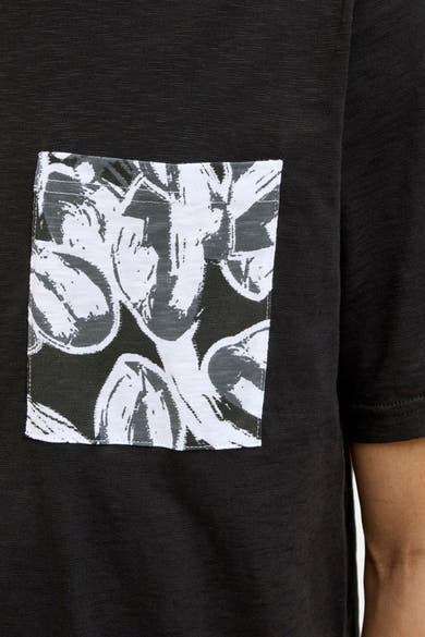 Zwart T-shirt met korte mouwen van ORIGINALS BY JACK & JONES met contrasterende zak met bloemenprint.