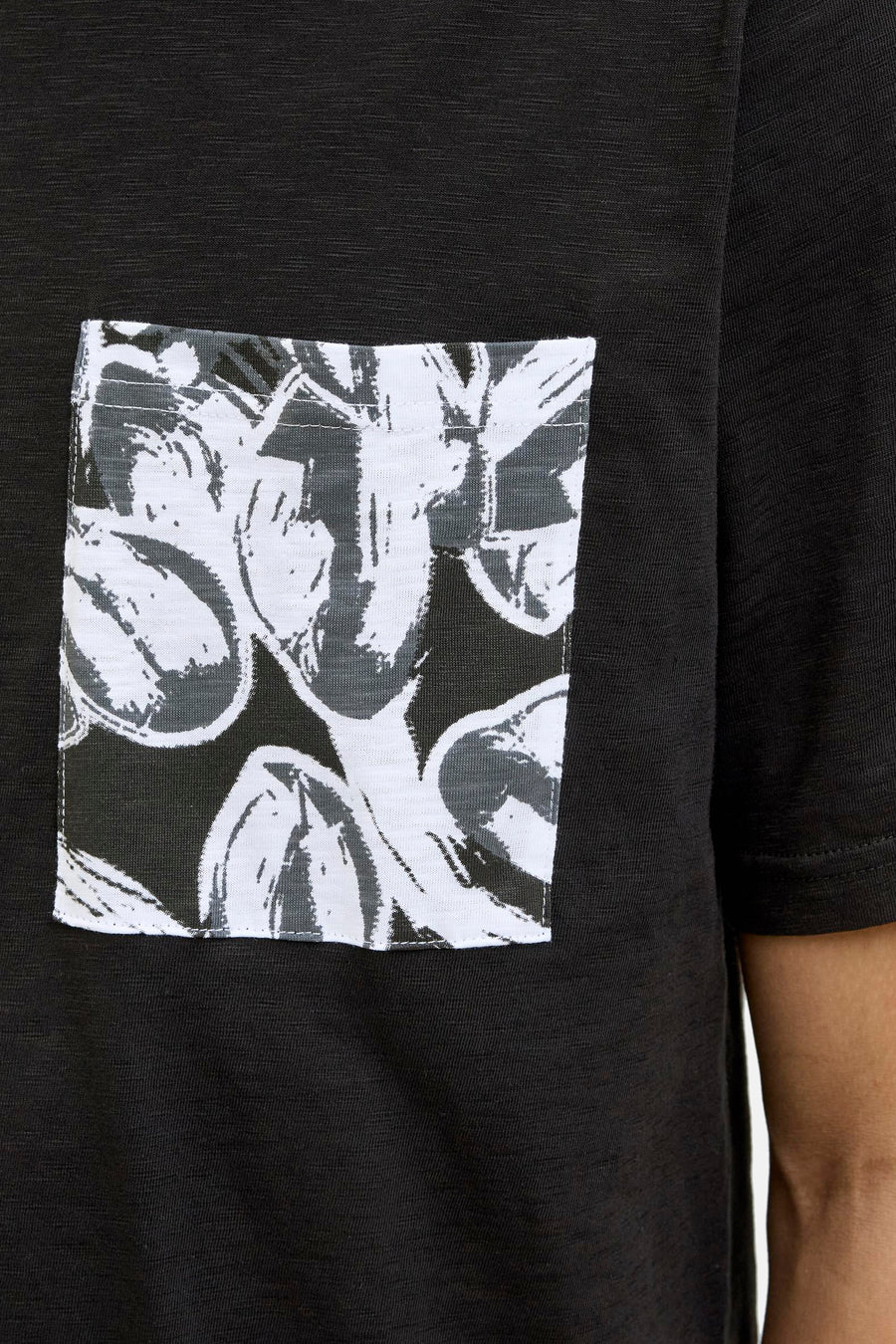 Zwart T-shirt met korte mouwen van ORIGINALS BY JACK & JONES met contrasterende zak met bloemenprint.