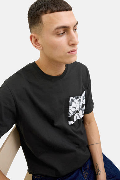 Zwart T-shirt met korte mouwen van ORIGINALS BY JACK & JONES, met bedrukte zak, gedragen met een donkerblauwe jeans.