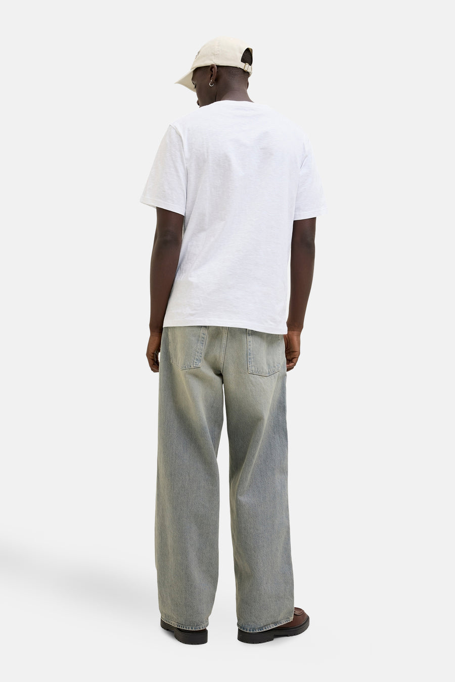 Wit T-shirt met korte mouwen van ORIGINALS BY JACK & JONES, gedragen met een bruine broek en schoenen.