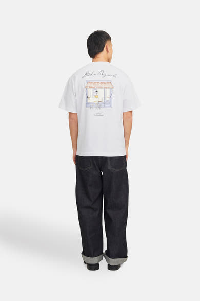 Wit T-shirt met korte mouwen van ORIGINALS BY JACK & JONES met opdruk op de rug, gedragen met een wijde donkerblauwe jeans.