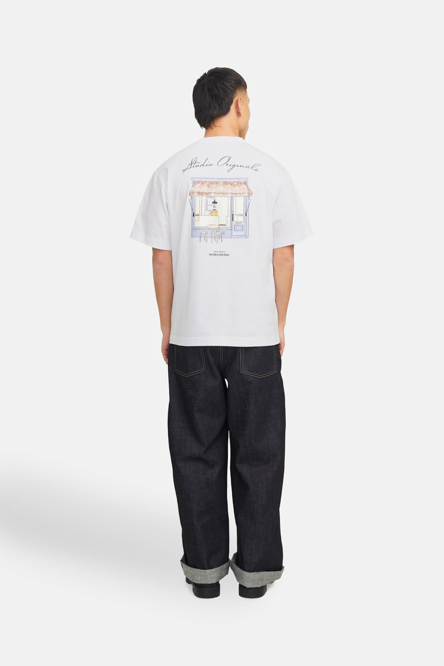 Wit T-shirt met korte mouwen van ORIGINALS BY JACK & JONES met opdruk op de rug, gedragen met een wijde donkerblauwe jeans.