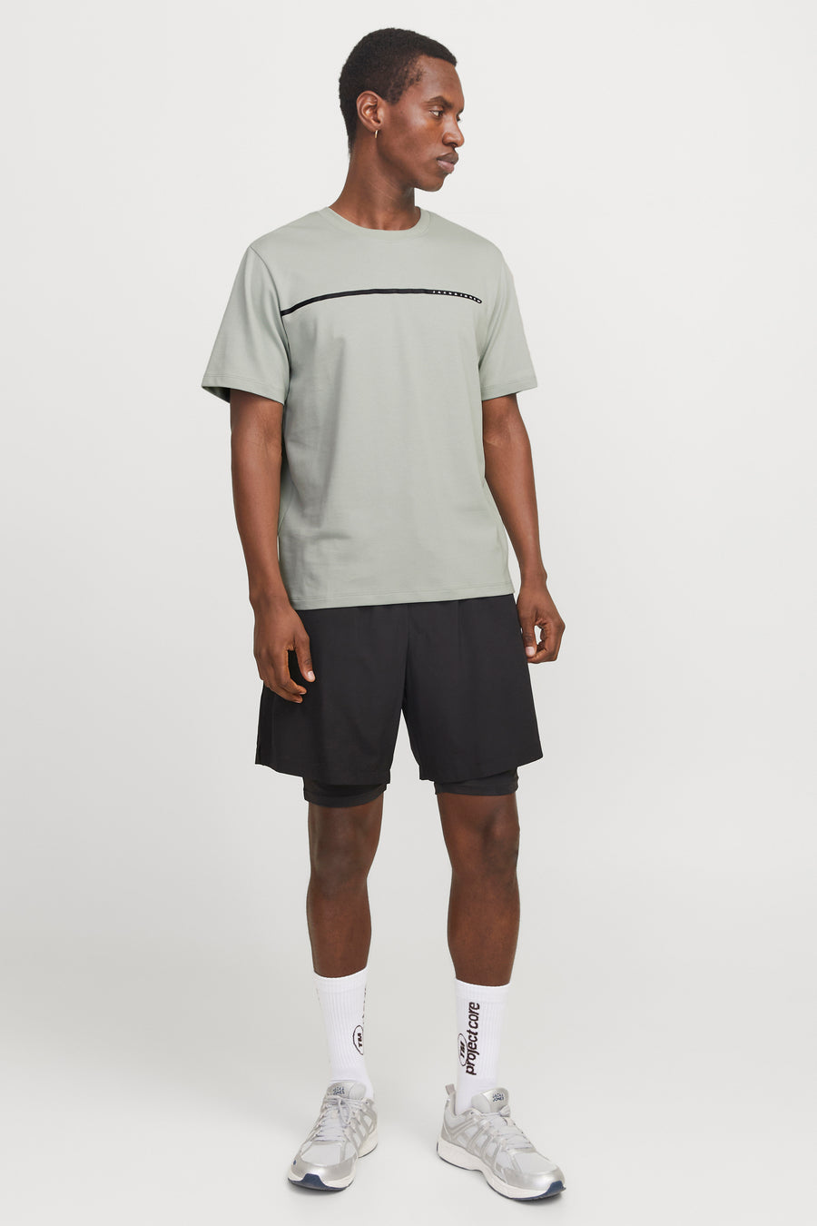 T-shirt à manches courtes vert par JACK & JONES, avec rayure horizontale sur le devant, porté avec un short noir.
