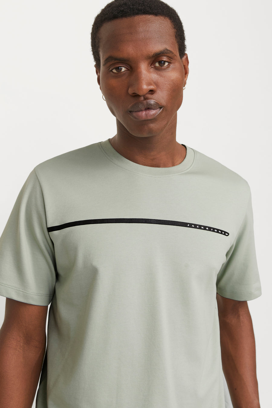 Groen T-shirt met korte mouwen van JACK & JONES, met een zwarte horizontale streep en een discreet logo.