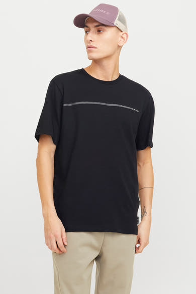 Zwart T-shirt met korte mouwen van JACK & JONES, met een decoratieve streep en een beige broek.