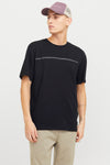 Zwart T-shirt met korte mouwen van JACK & JONES, met een decoratieve streep en een beige broek.