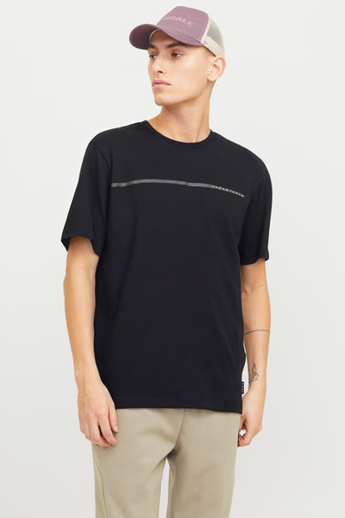 Zwart T-shirt met korte mouwen van JACK & JONES, met een decoratieve streep en een beige broek.