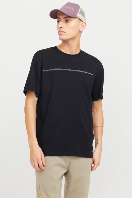 Zwart T-shirt met korte mouwen van JACK & JONES, met een decoratieve streep en een beige broek.