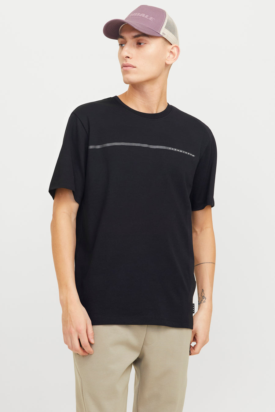 Zwart T-shirt met korte mouwen van JACK & JONES, met een decoratieve streep en een beige broek.