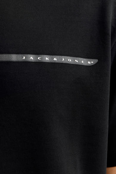 Zwart T-shirt met korte mouwen van JACK & JONES, met een decoratief logopaneel.