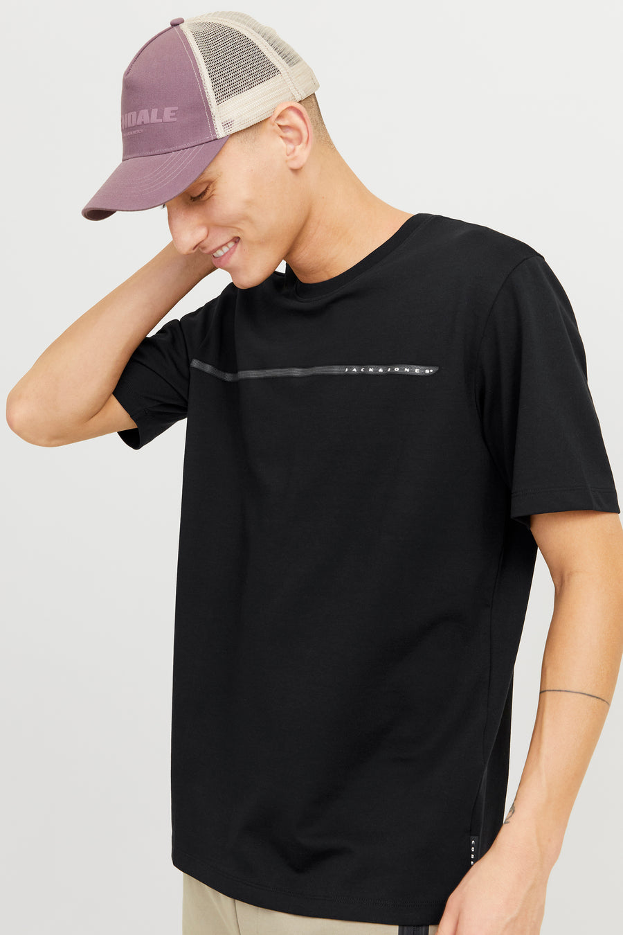 Zwart T-shirt met korte mouwen van JACK & JONES, met een horizontale print op de voorkant.