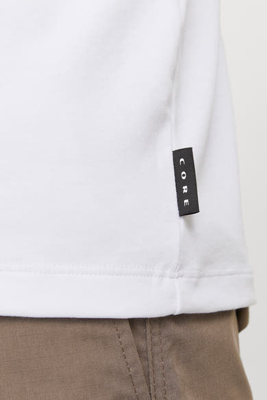 Wit T-shirt met korte mouwen van JACK & JONES, met zwart logolabel aan de zijkant.