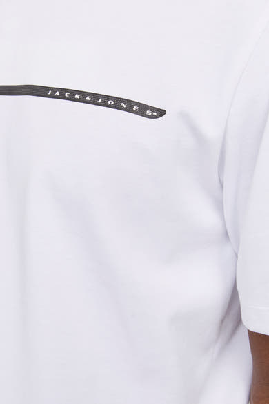 Wit T-shirt met korte mouwen van JACK & JONES, met een horizontaal zwart logo bovenaan.