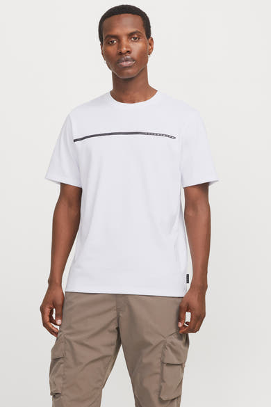 Wit T-shirt met korte mouwen van JACK & JONES, met een gedrukte zwarte horizontale streep, gedragen met een beige cargobroek.